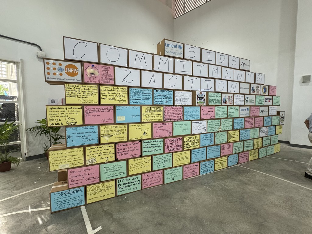 El «muro de compromiso» construido por los delegados de la Cumbre Mundial y de Acción Juvenil de los Pequeños Estados Insulares en Desarrollo antes de la conferencia en Antigua y Barbuda.